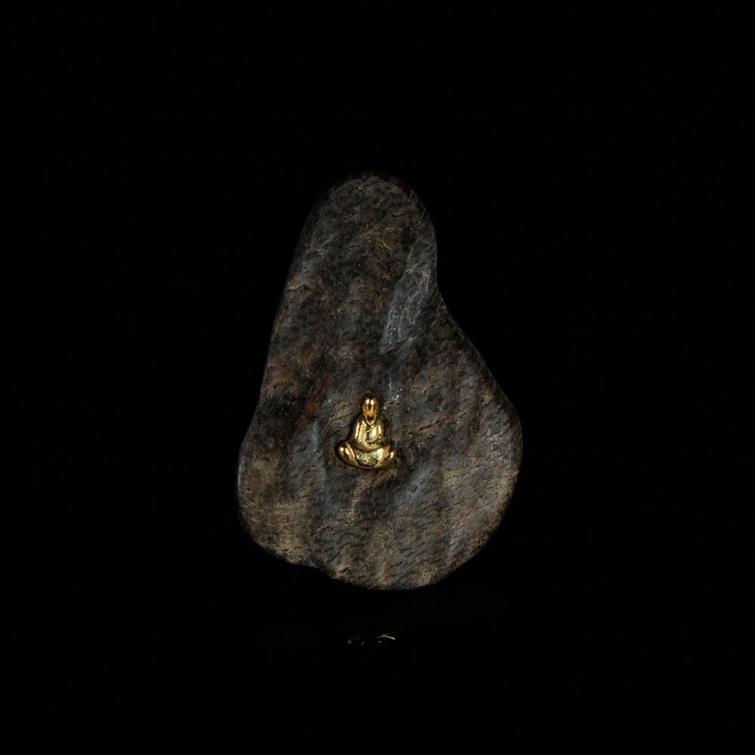 B5918 越南富国岛红土沉水沉香镶嵌吊坠 3.3x2.3x0.2cm 1.2g