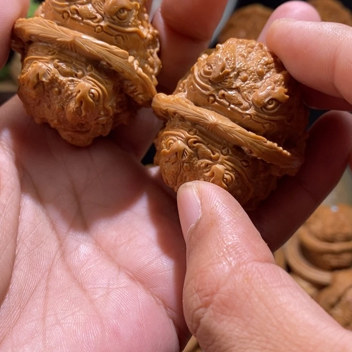 把件文玩核桃纯手工雕刻文玩核桃