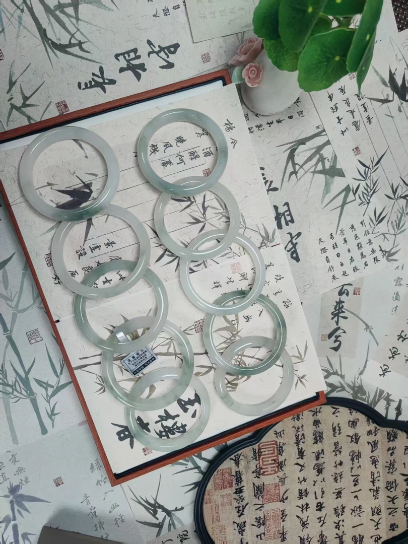 新疆天然天山翠手镯雪翠高冰透正圈扁条手镯多样性发其一