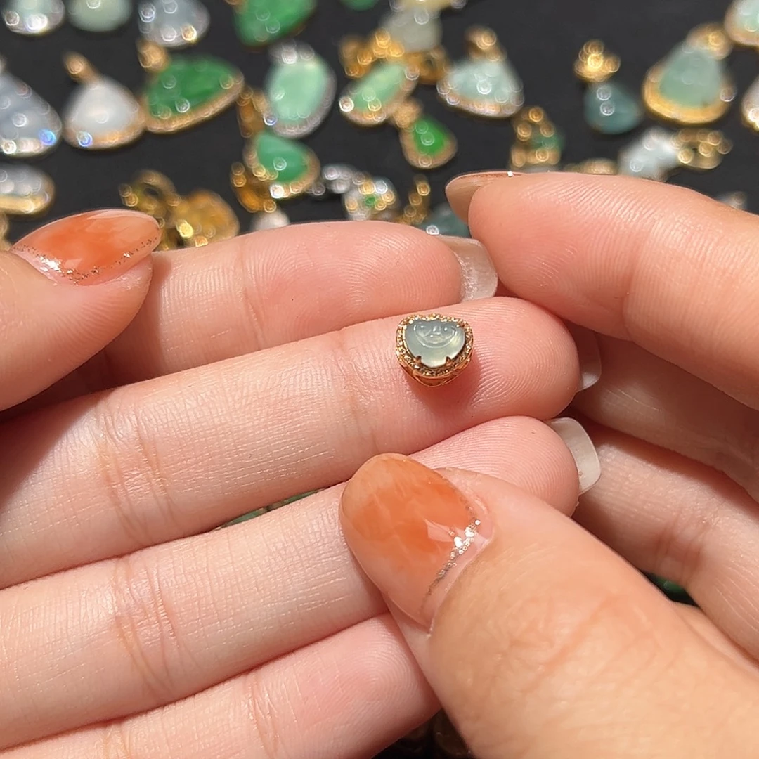 翡翠18K金镶嵌颈饰吊坠