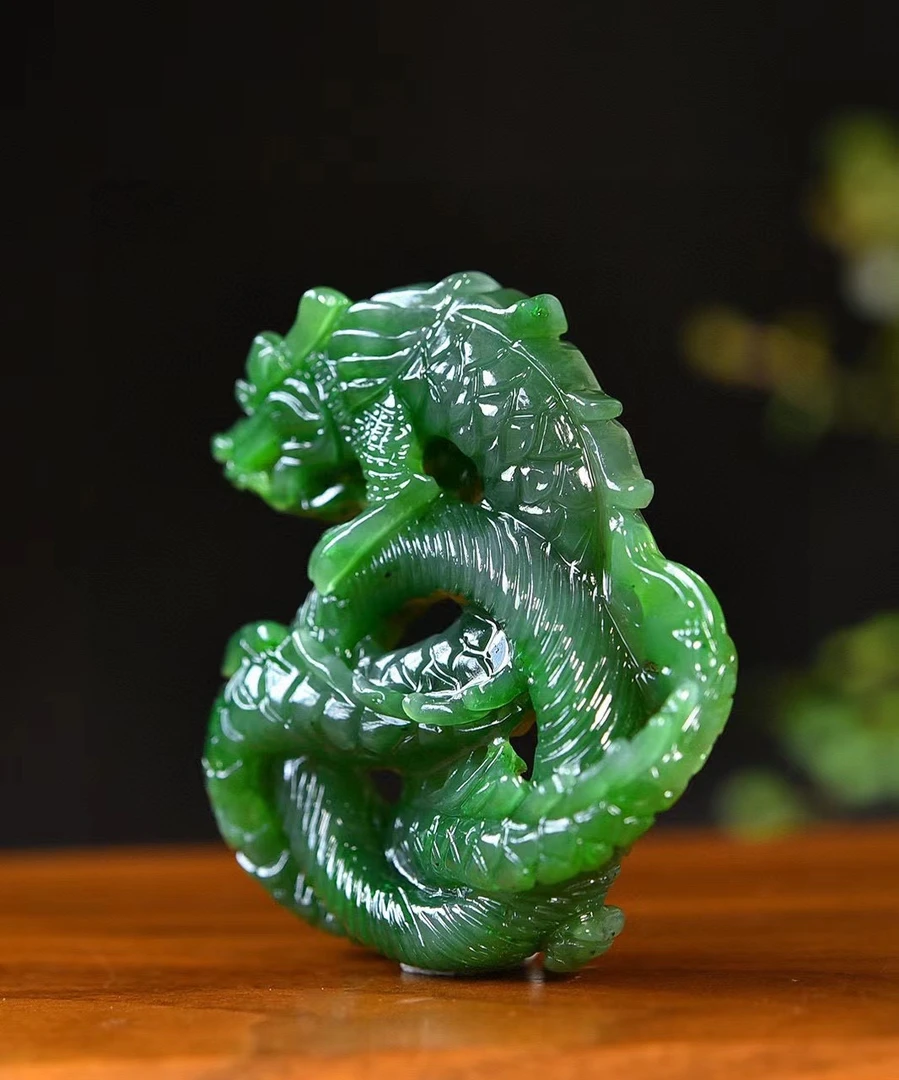 天然和田玉.碧玉.龙行天下.玉坠.玉质油润.线条清晰.绿色雕刻精美
