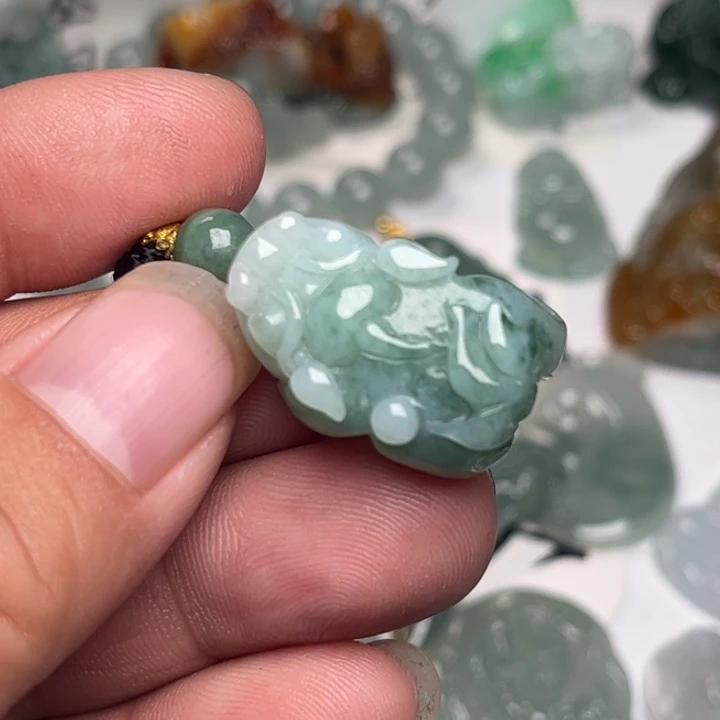 翡翠未镶嵌颈饰貔貅