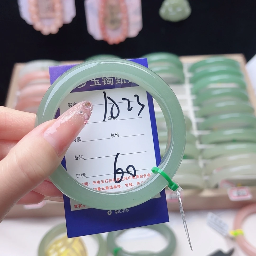 雨***露石英质玉未镶嵌手镯