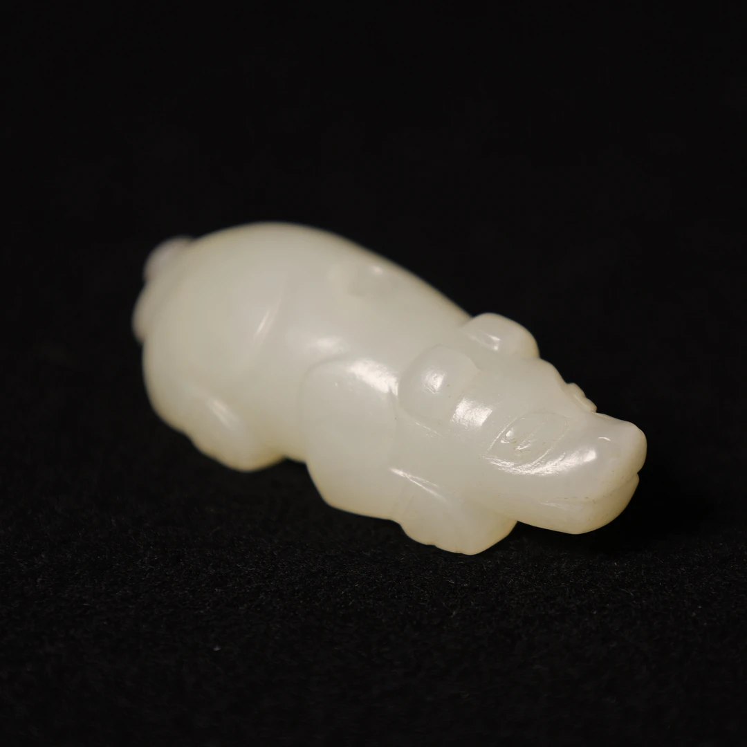 26G85  清  白玉圆雕卧猪挂件