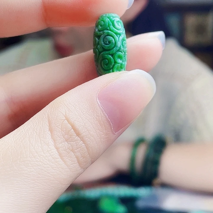 翡翠未镶嵌颈饰多样性
