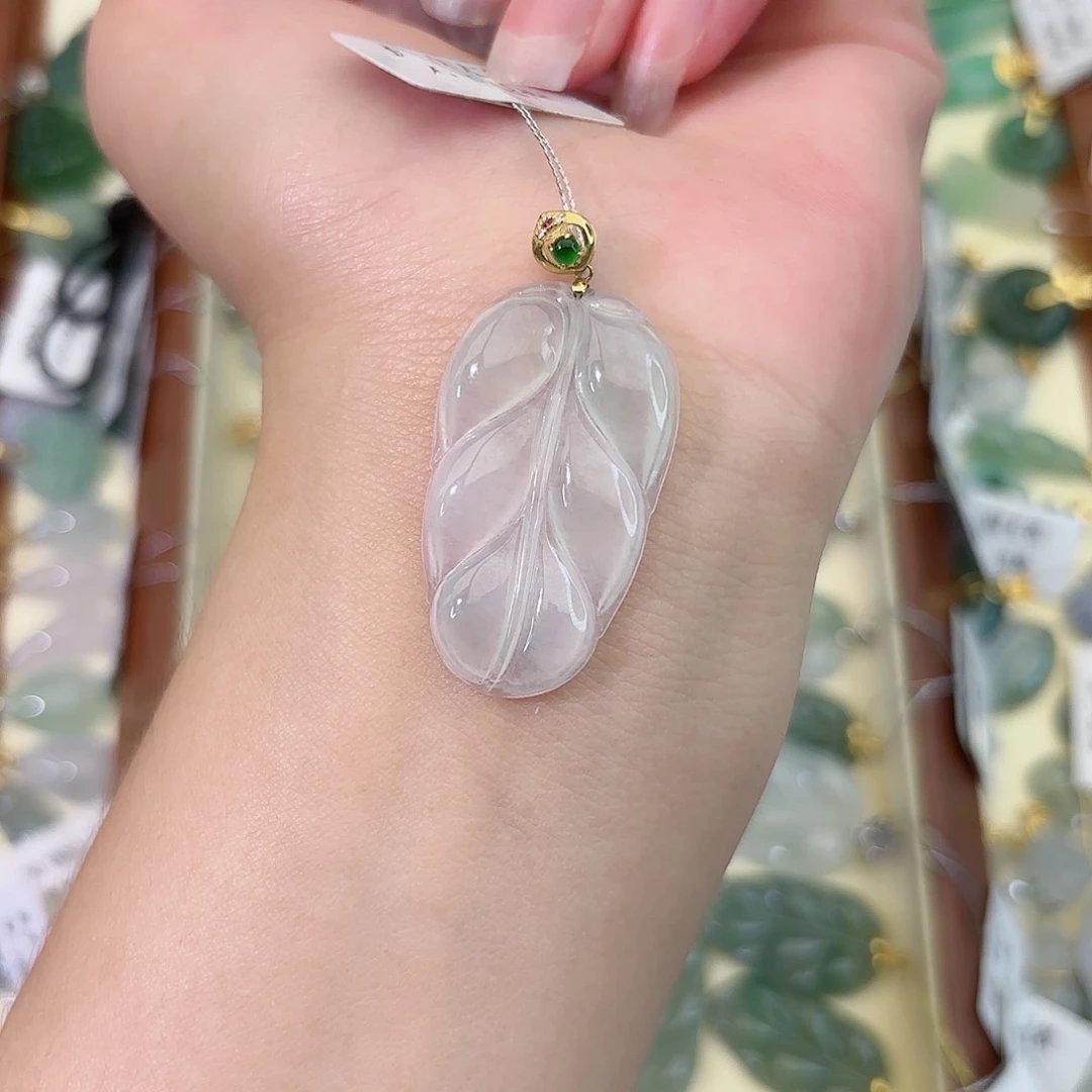 沐***a翡翠18K金镶嵌颈饰叶子