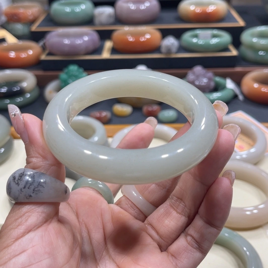 未镶嵌手镯石英岩玉