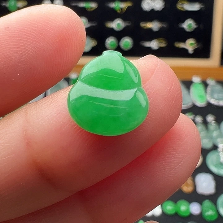 翡翠18K金镶嵌颈饰葫芦