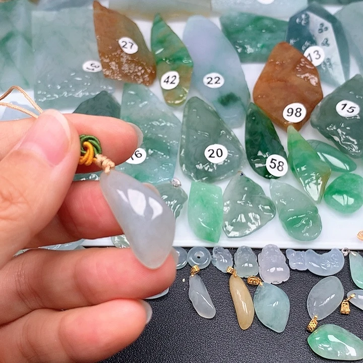 翡翠未镶嵌颈饰随型