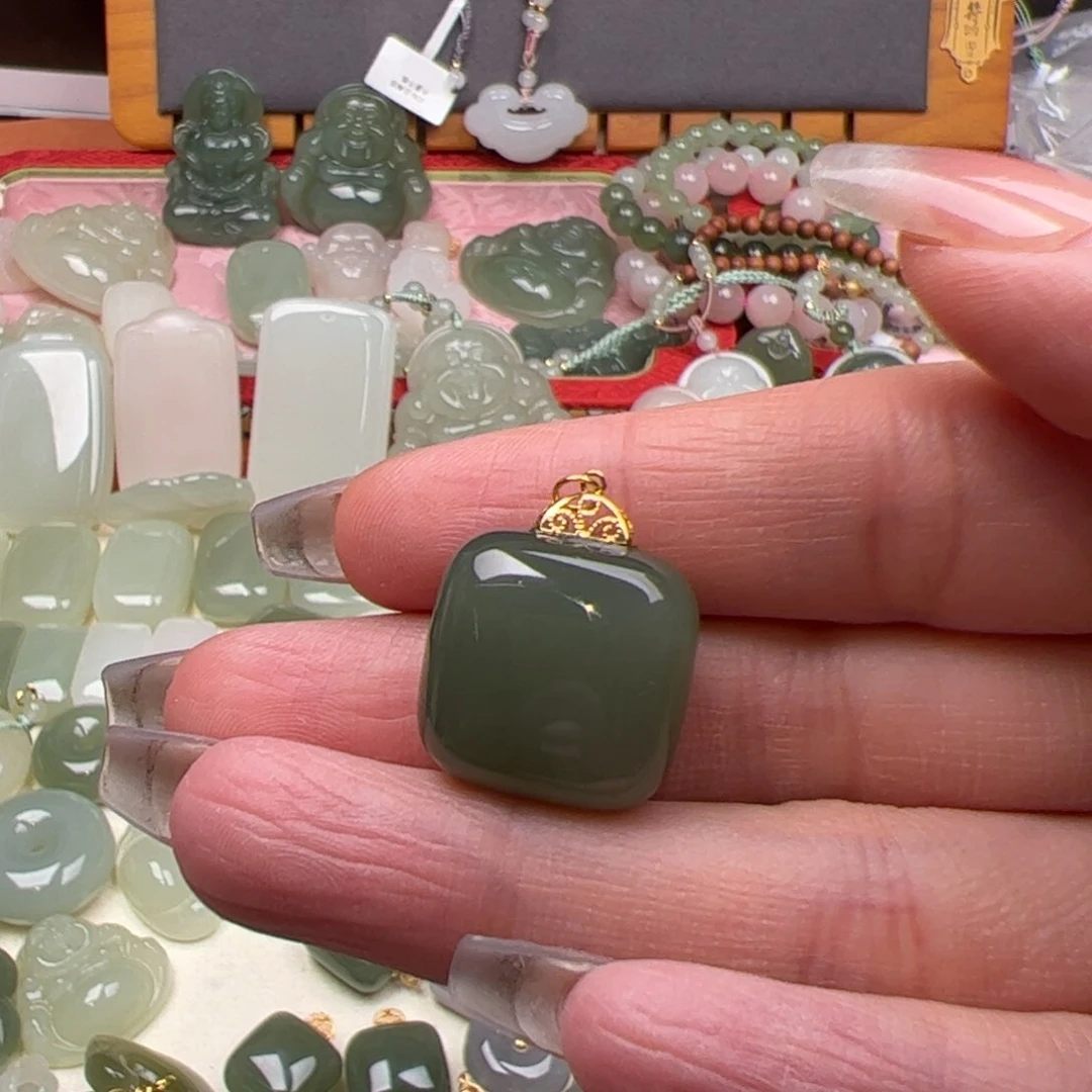 和田玉颈饰未镶嵌我***@