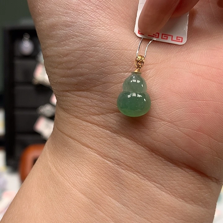 18K金镶嵌挂件翡翠葫芦
