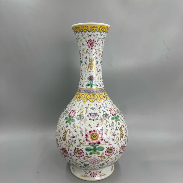 粉彩缠枝莲花卉纹细劲赏瓶