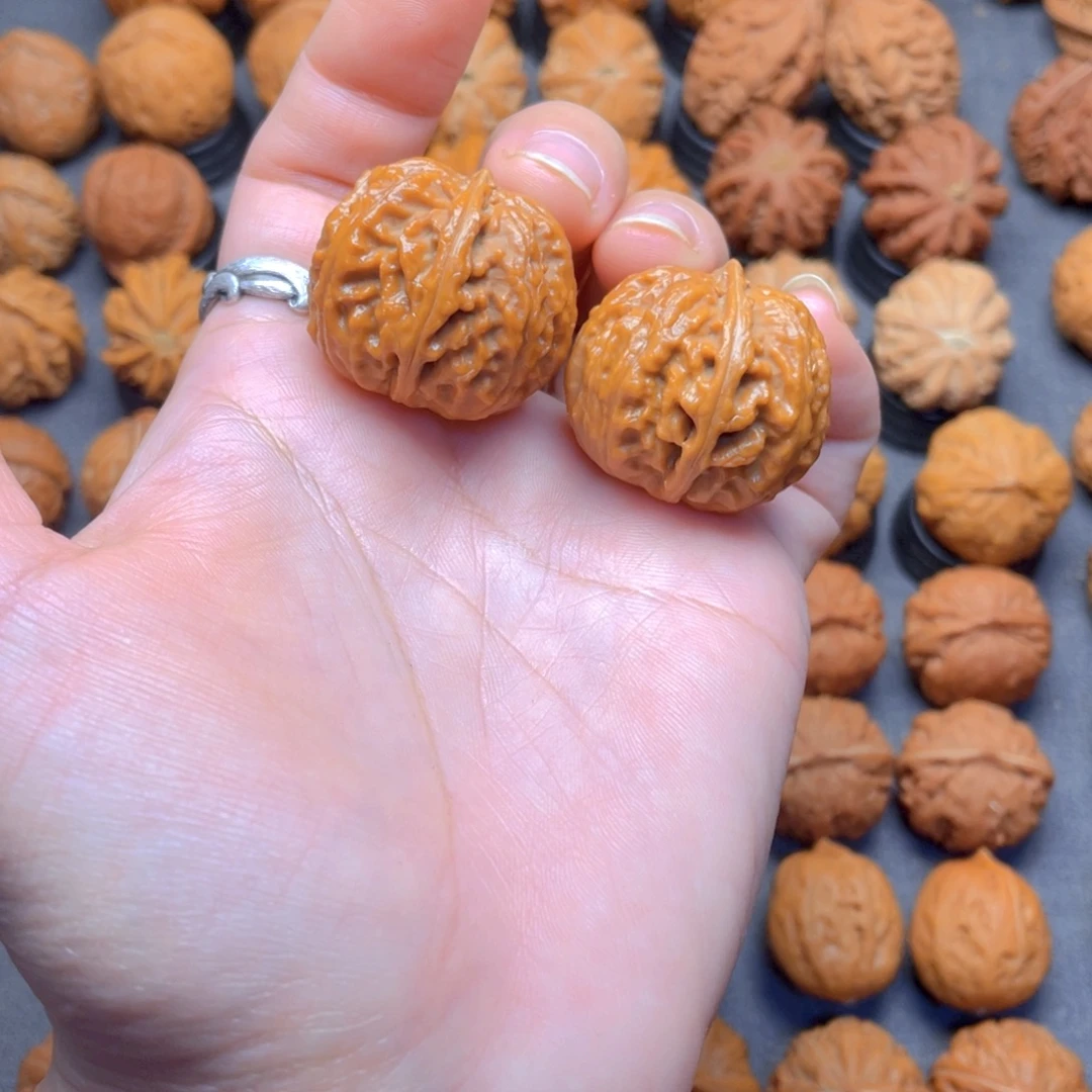 核桃文玩把件粗筋翘肩元宝