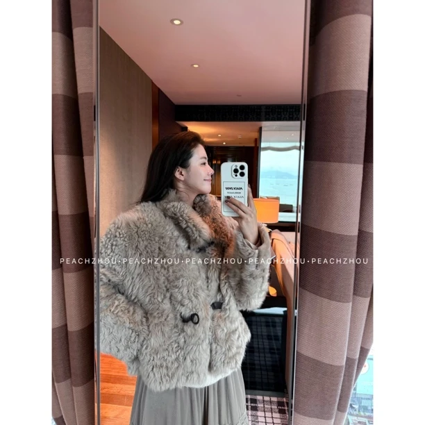 『PEACHZHOU』西班牙绵羊皮牛角扣宽松翻领短款皮毛一体皮草外套