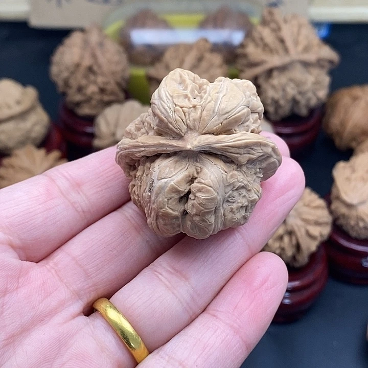 田***半吊坠文玩核桃虫黄不退不换