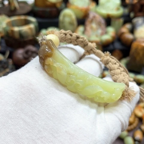 未镶嵌岫岩老玉（透闪石质玉）挂件
