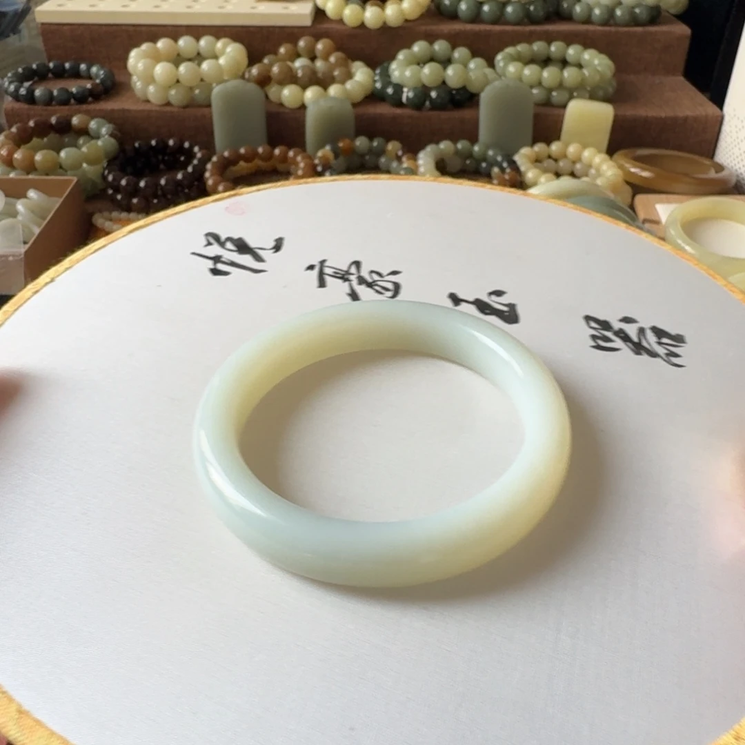 杨***阳未镶嵌手镯和田玉