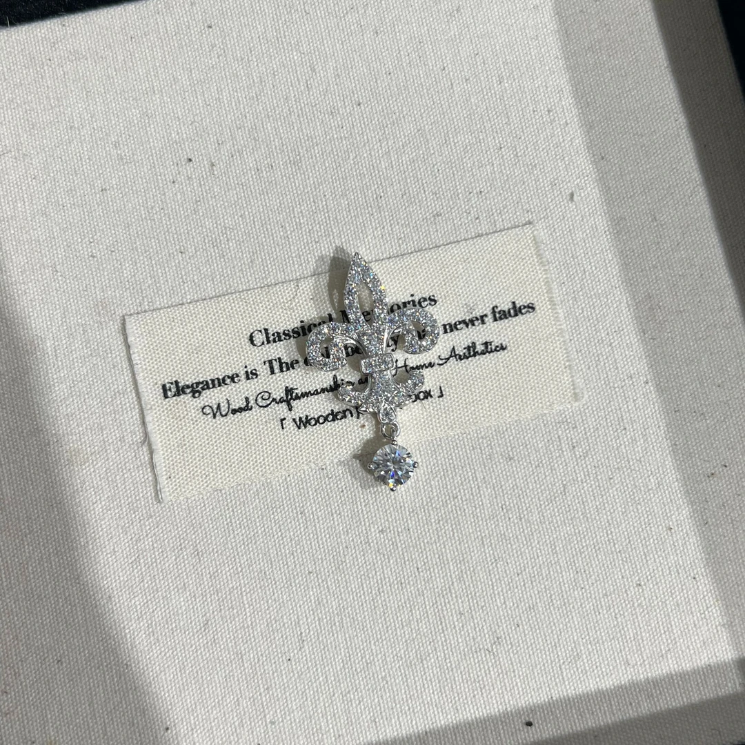 莫桑石铂金pt950镶嵌莫桑鸢尾花个性吊坠