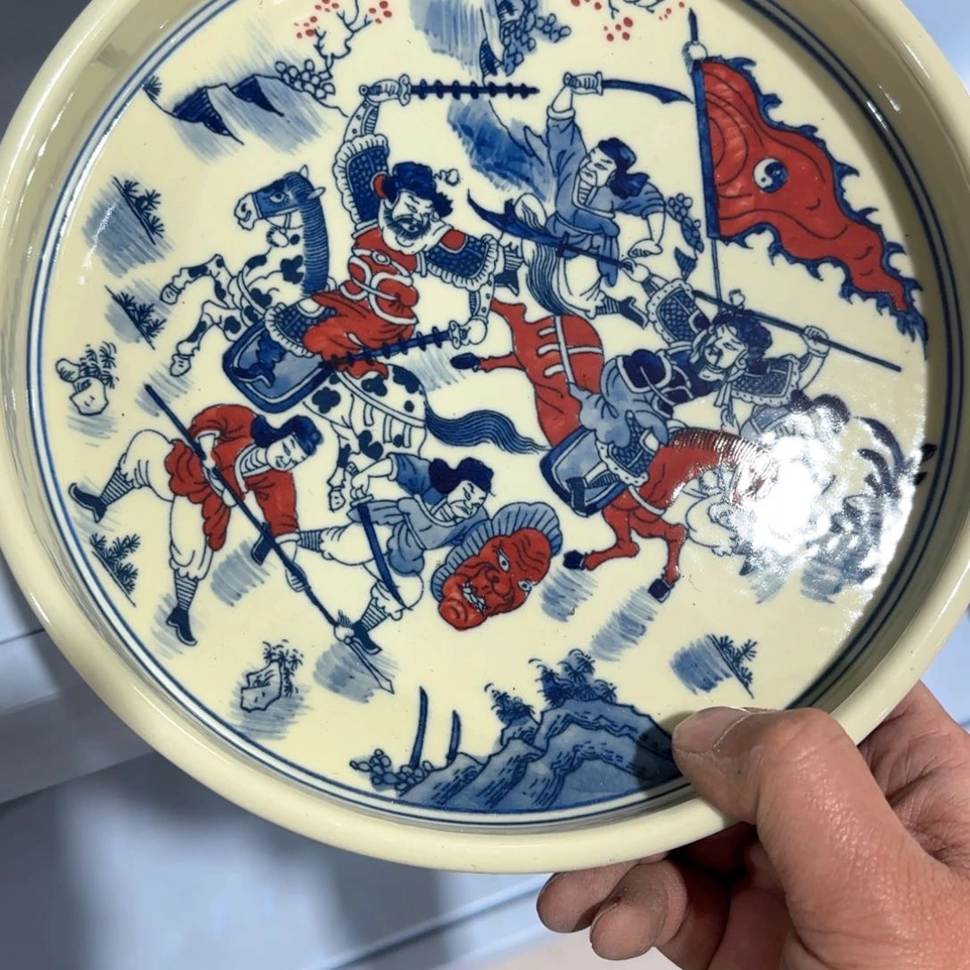 瓷片瓷器上用白泥雕刻出各种