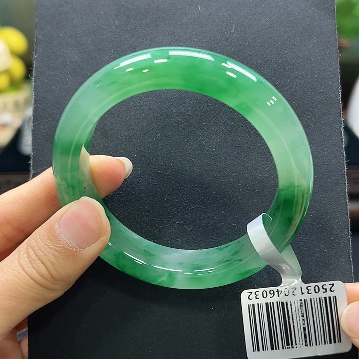 @****石英质玉（非洲翠）未镶嵌手镯