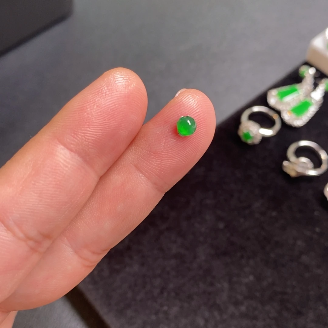 翡翠裸石高冰阳绿蛋面