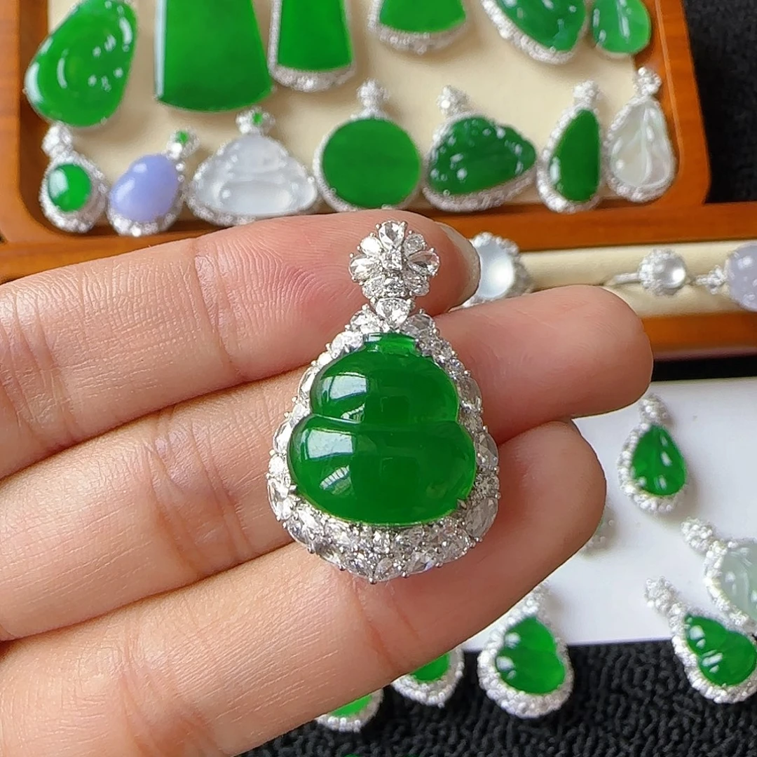 翡翠18K金镶嵌颈饰吊坠