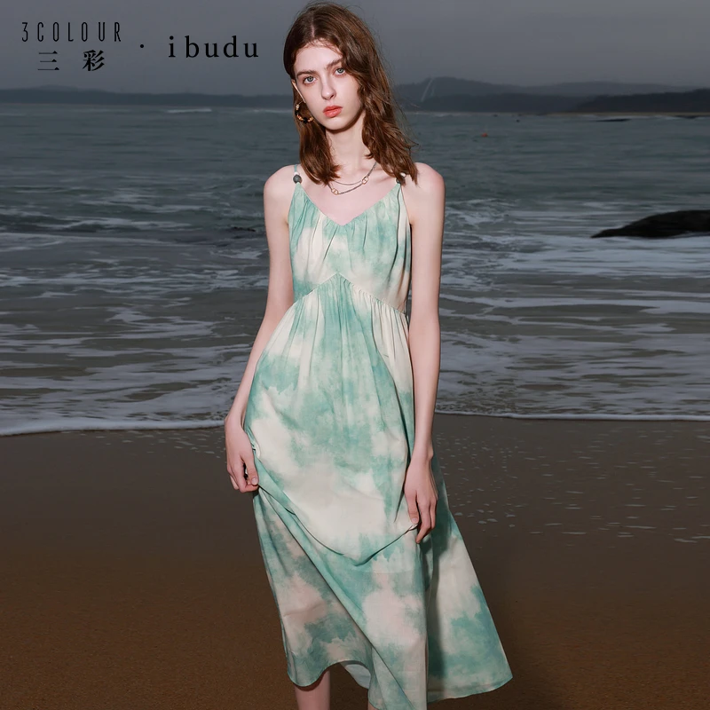 三彩ibudu2025夏季新款串珠吊带连衣裙晕染印花高腰大摆长裙度假