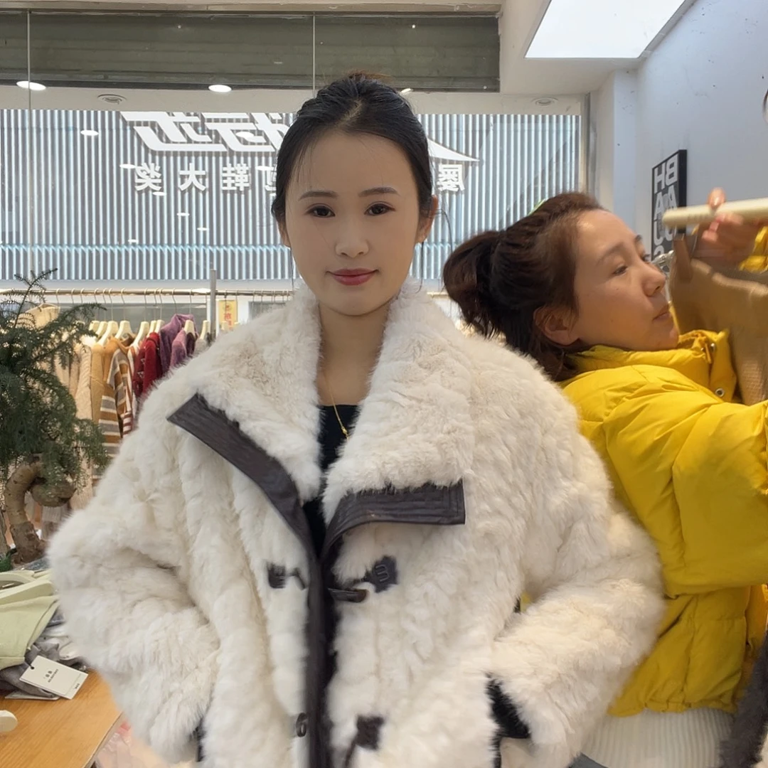 翻领牛角扣毛毛白色