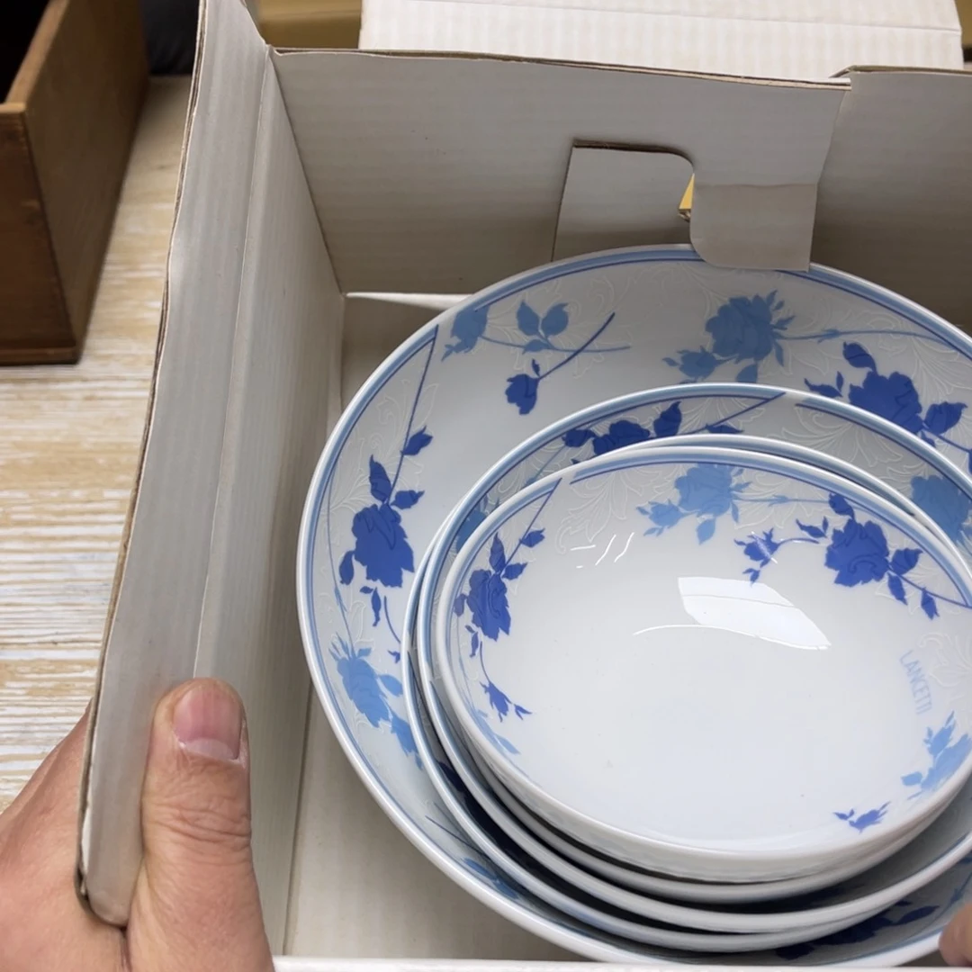 瓷片D*.密密麻麻地排列着一个大