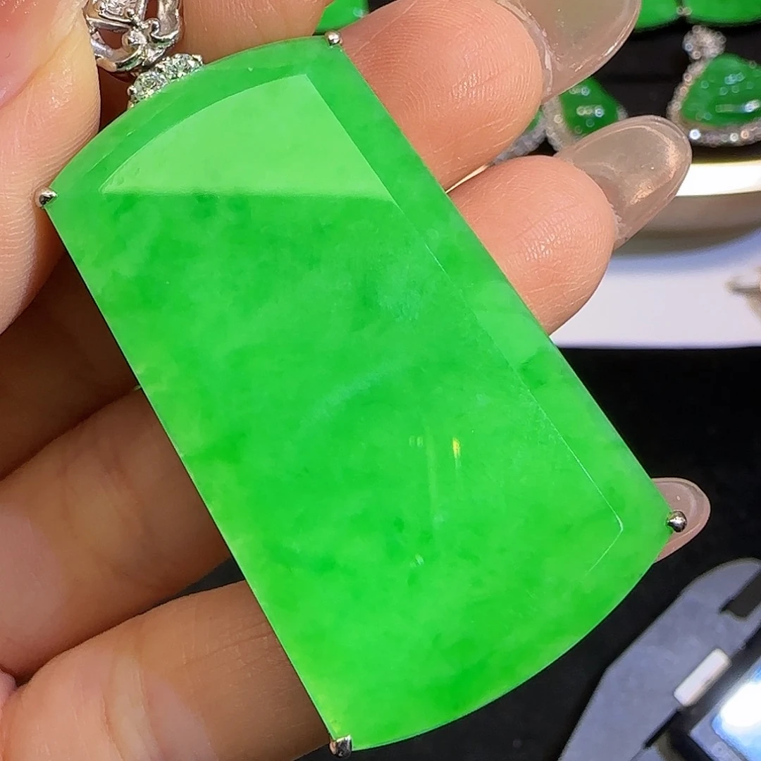 翡翠颈饰18K金镶嵌无事牌