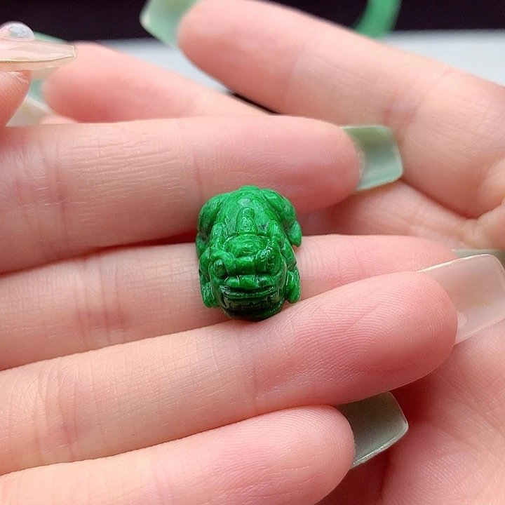 翡翠未镶嵌颈饰晨***卡