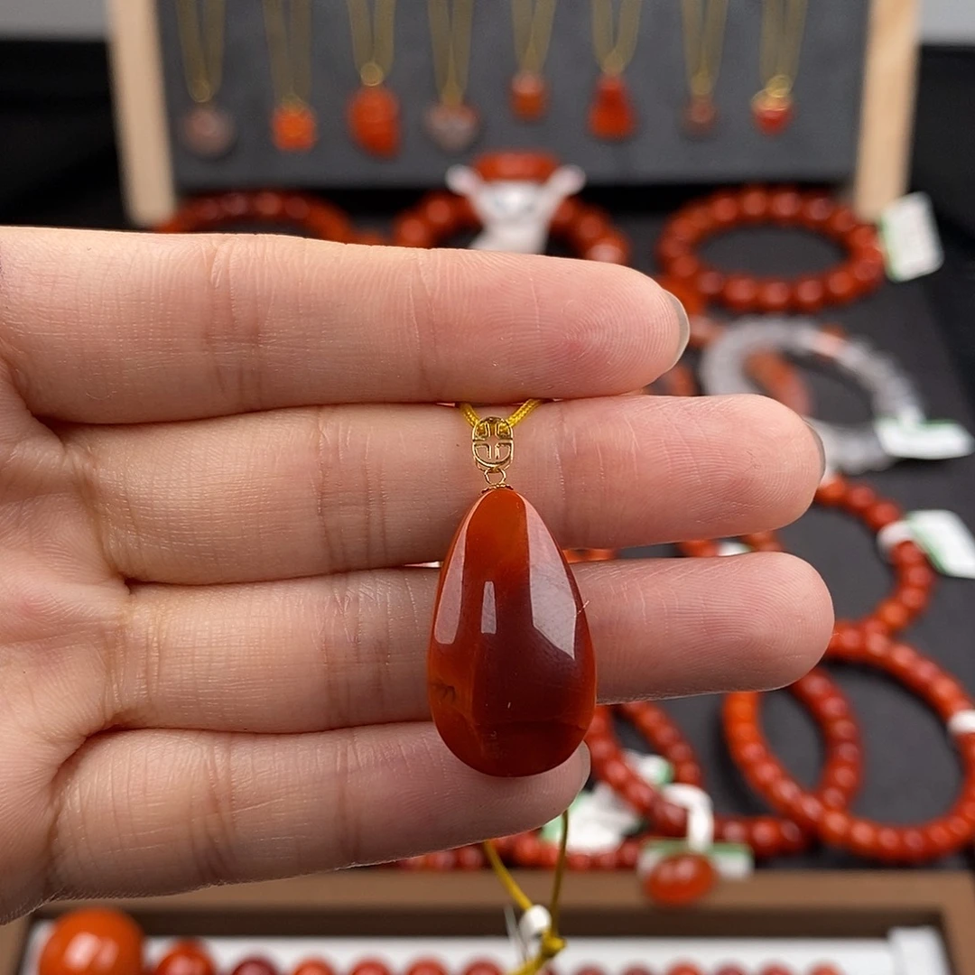南红玛瑙18K金镶嵌四川凉山瓦西水滴吊坠