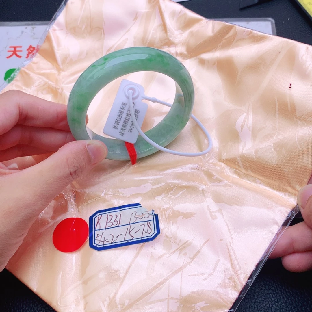 翡翠手镯未镶嵌翡翠