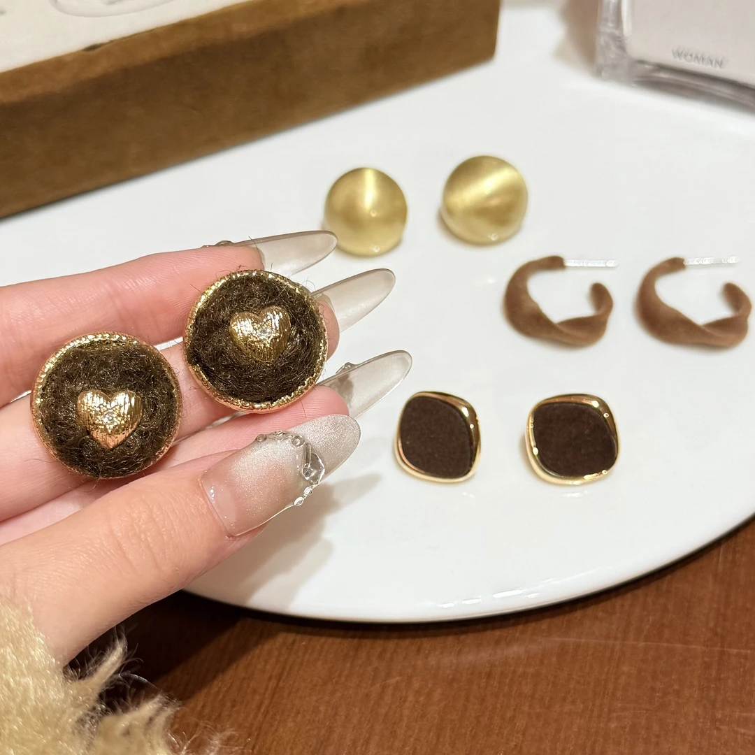 铜合金布艺耳饰 美拉德色系丝绒爱心耳钉法式复古高级感百搭耳饰