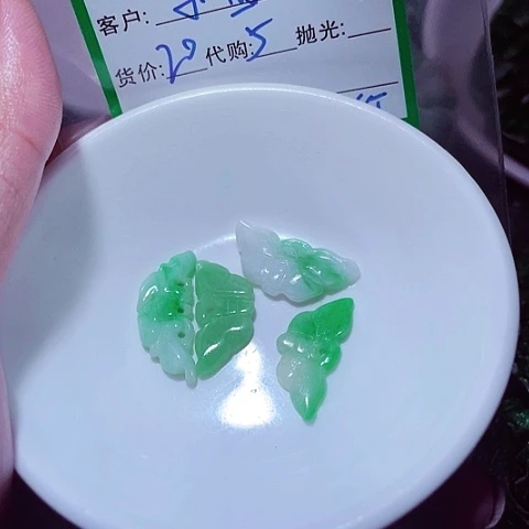 翡翠未镶嵌颈饰小**子