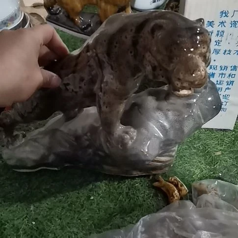 摆件，烧制问题属于正常的41瑕疵品，尾巴短一截