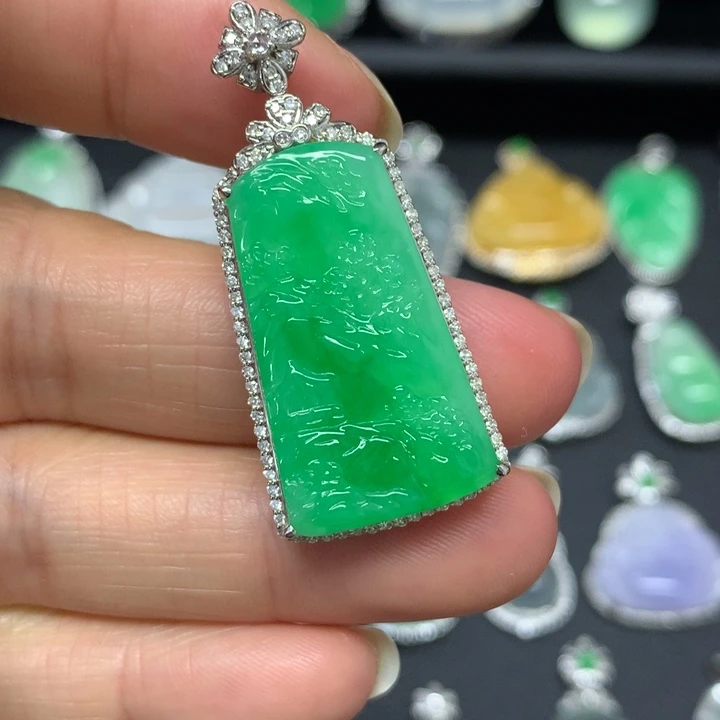 翡翠18K金镶嵌颈饰吊坠