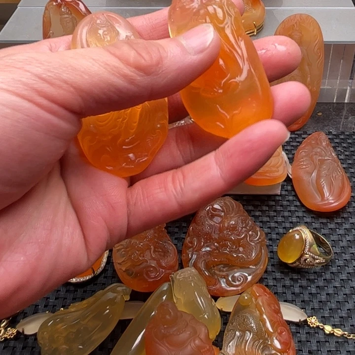 石英质玉颈饰未镶嵌风*子