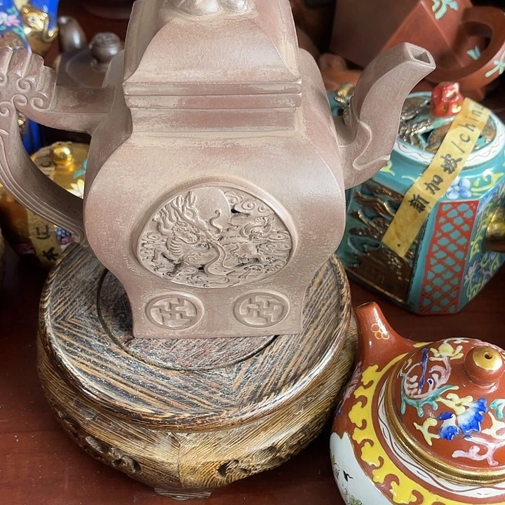 红泥茶壶原矿泥料手工制作的一把紫砂壶。