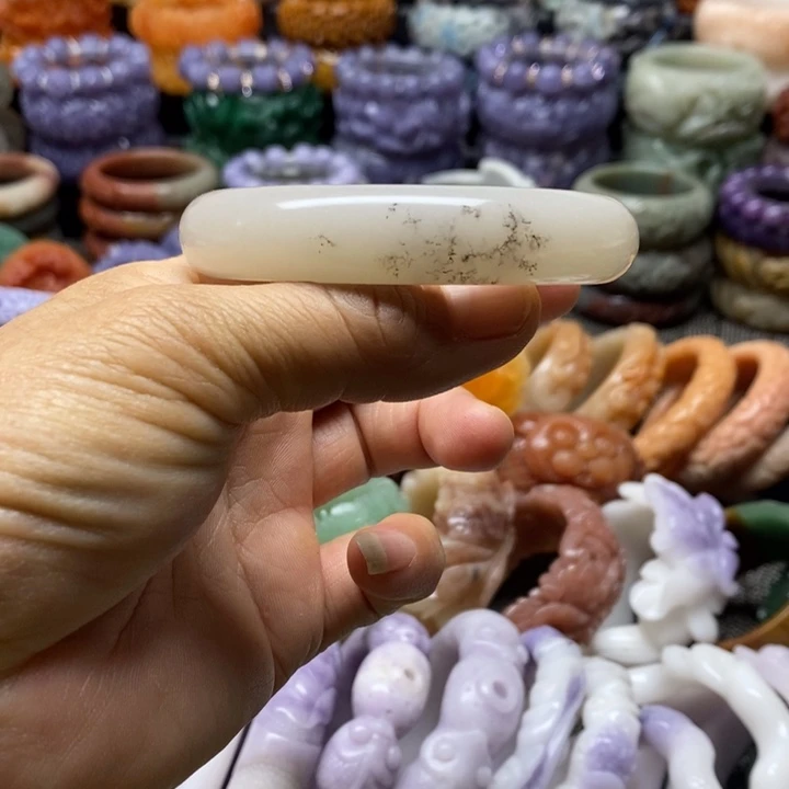 未镶嵌手镯石英质玉（佘太翠）