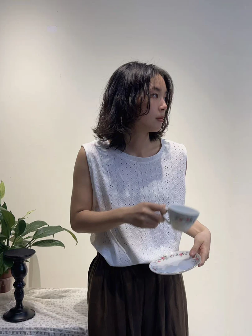 法式圆领背心洞洞镂空无袖休闲上衣