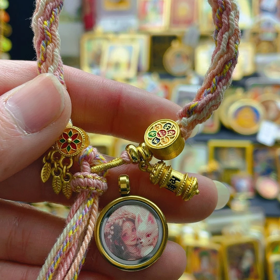 吊坠唐卡等多种形式的艺术形式