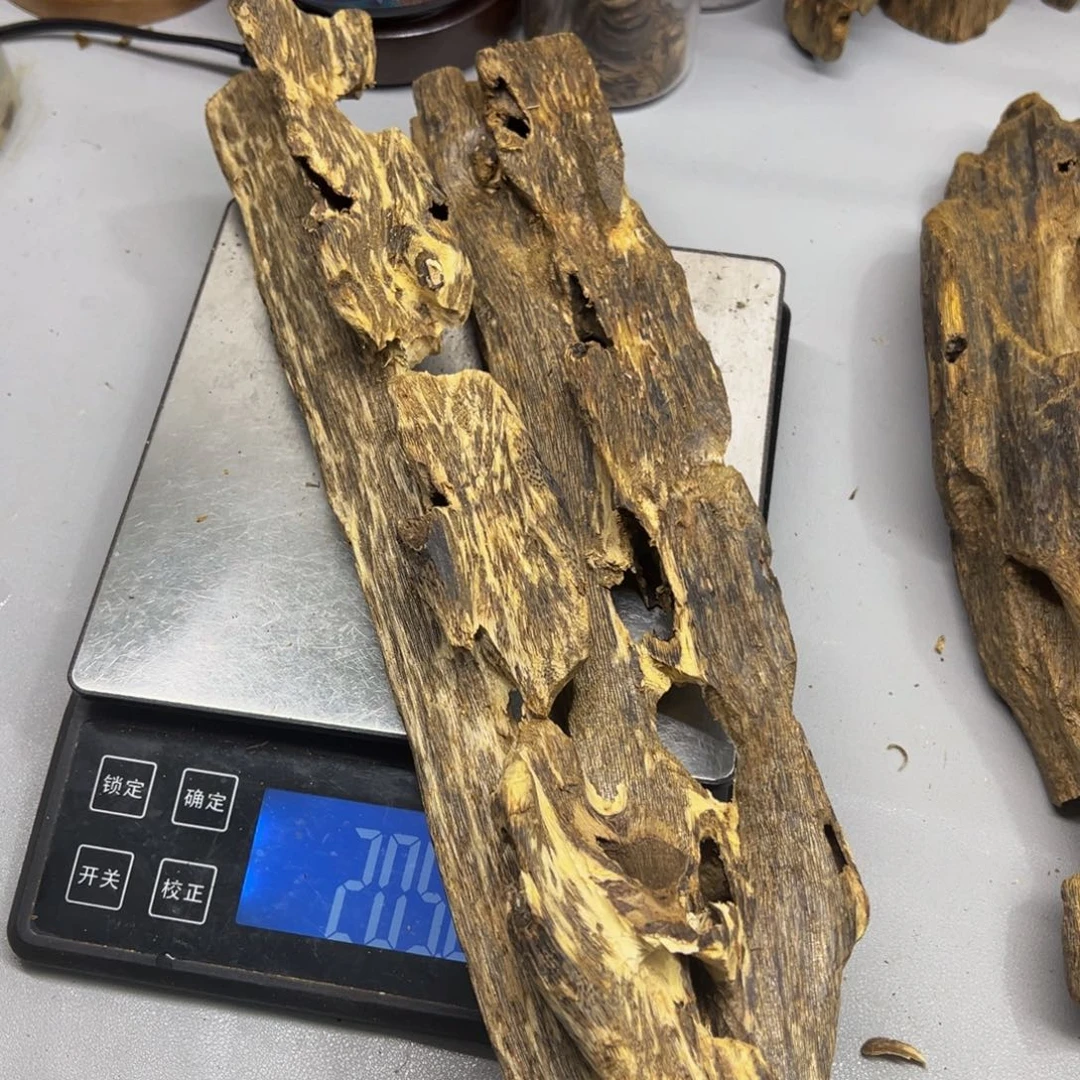 沉香沉香枕绿棋十字孔老料205克