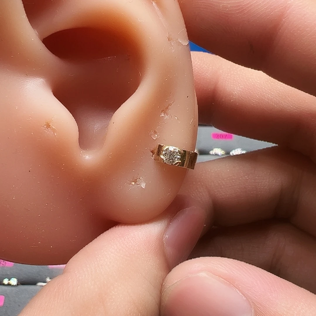 18K金镶嵌耳饰钻石宽板四爪耳骨扣6mmk黄