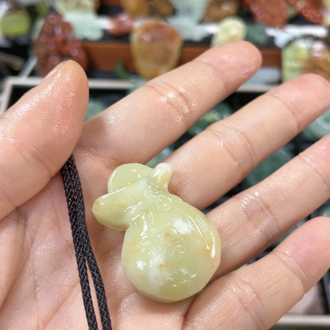 蛇纹石玉颈饰合金