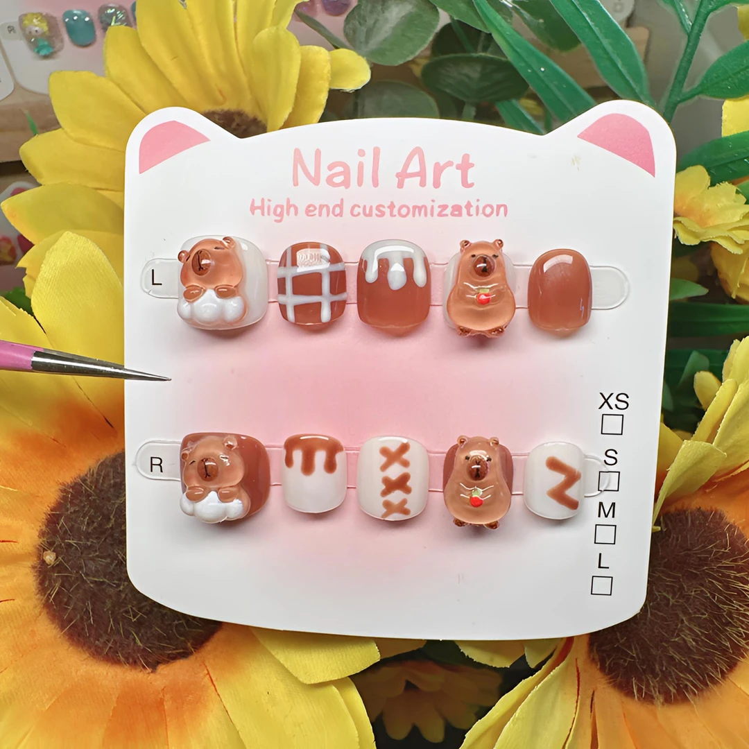 小朋友纯手工穿戴甲卡皮巴拉小熊可爱可拆卸显白美甲可拆卸