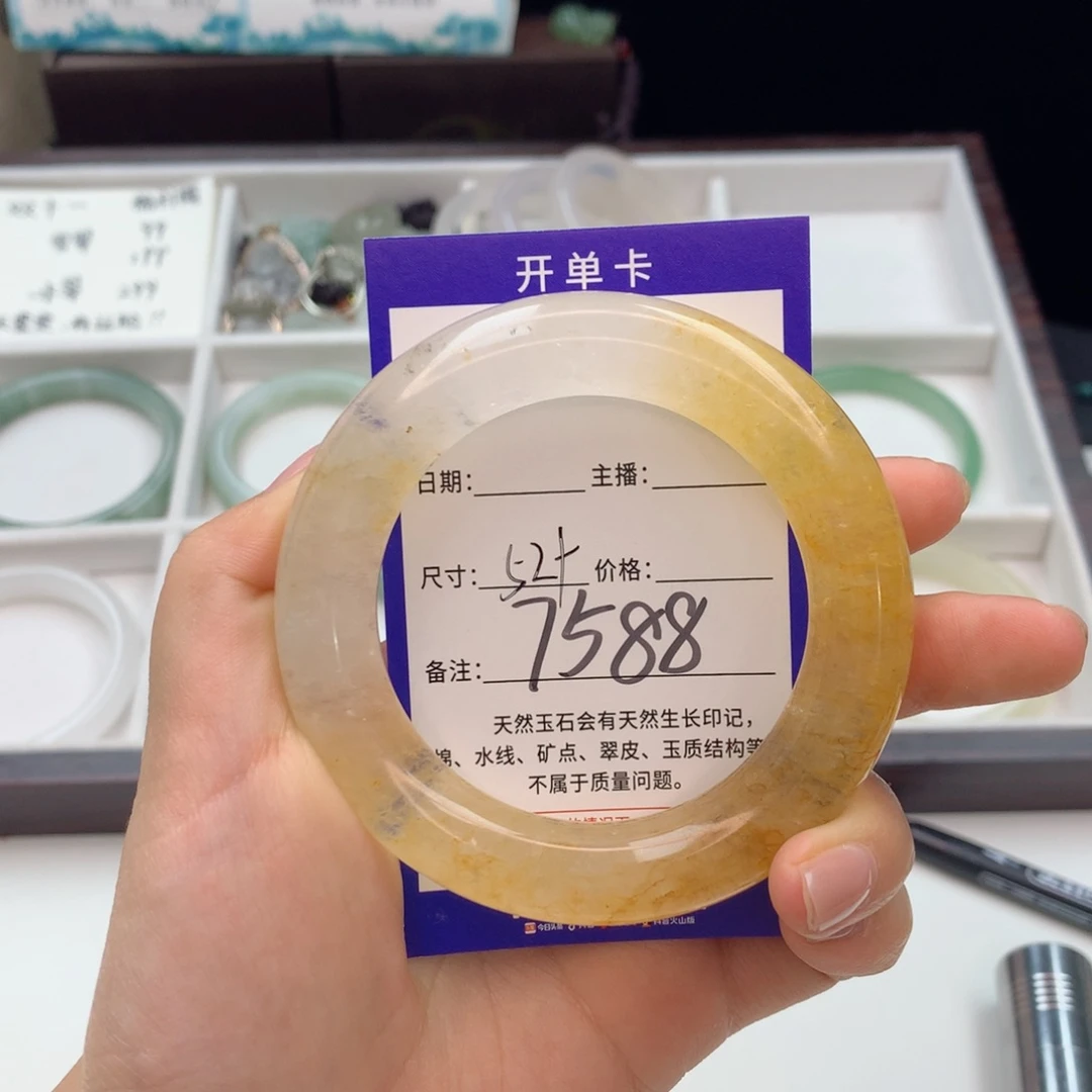 汐****石英质玉未镶嵌手镯