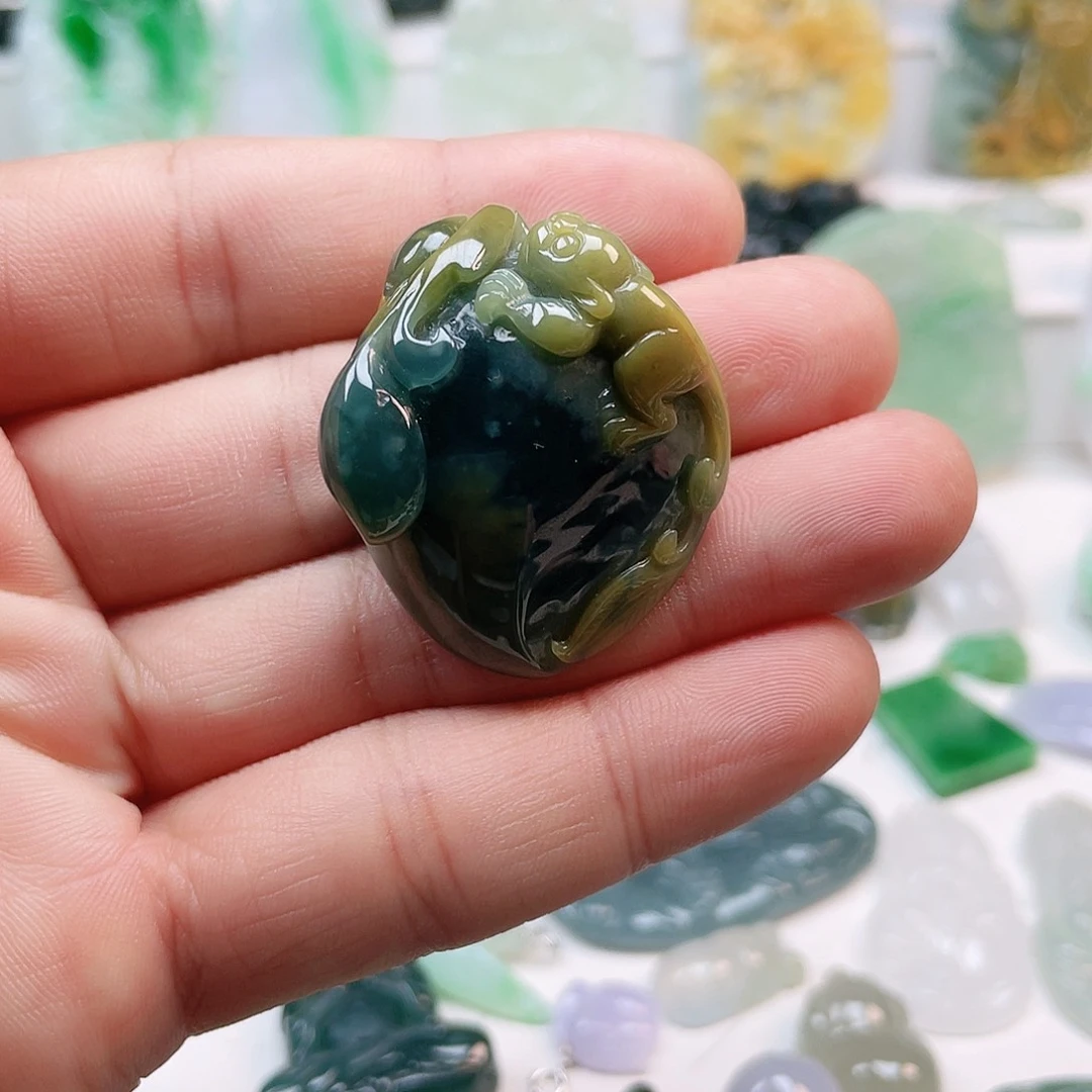 翡翠颈饰未镶嵌灵猴献寿