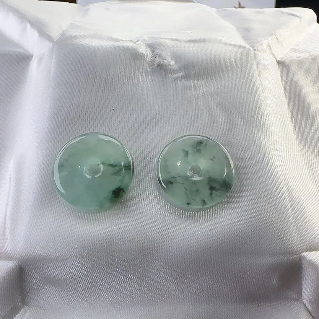 是***！非金属冰透飘花平安扣