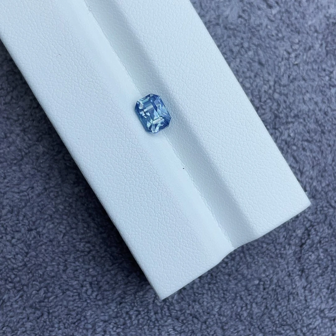 未镶嵌天然锆石裸石1.62Ct。